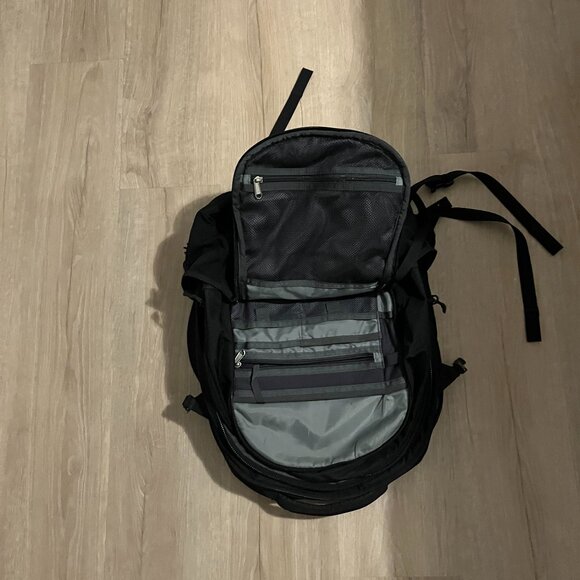 North Face Surge Backpack Black FlexVent Laptop Padded Straps Outdoor Travel Bag - Picture 2 of 3